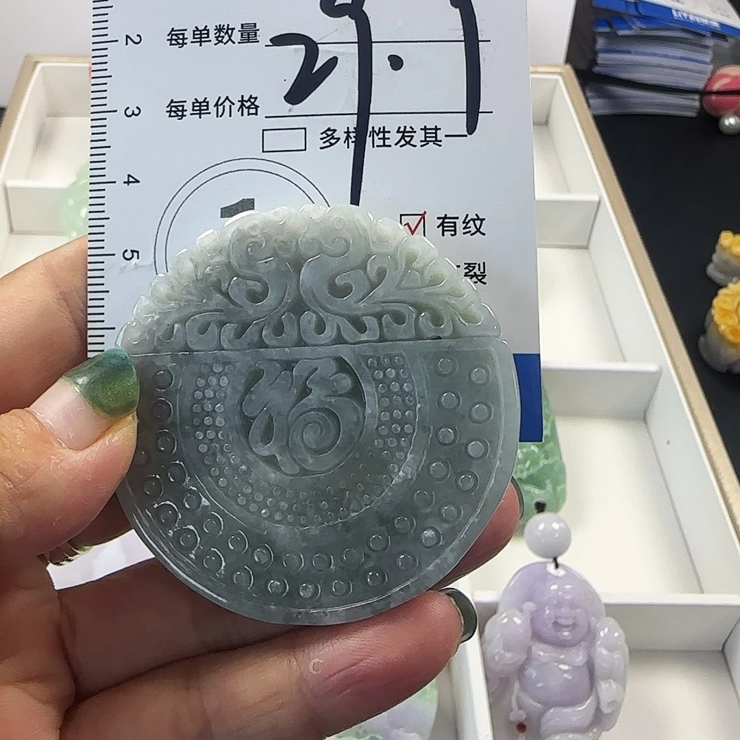 颈饰未镶嵌翡翠。，