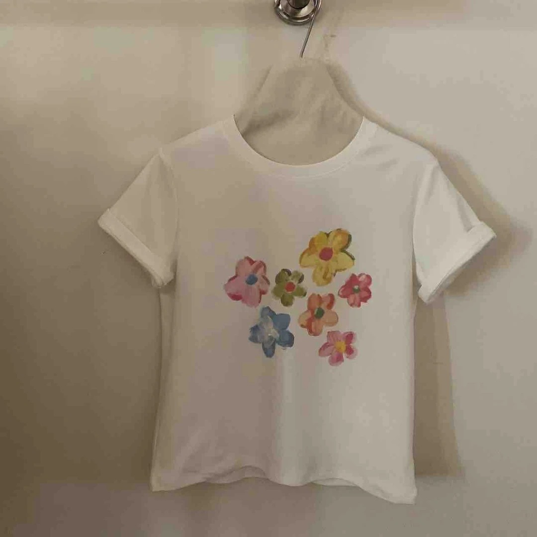 8566正肩缤纷花朵短袖