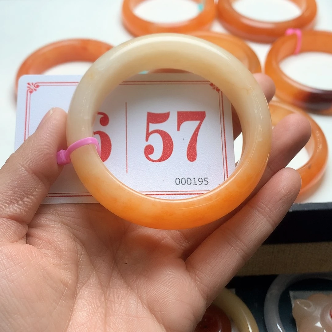 未镶嵌石英质玉（黄龙玉）手镯