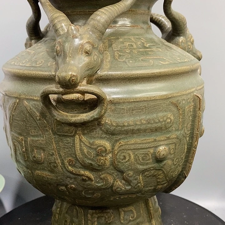 溪口官窑三羊尊造型精美