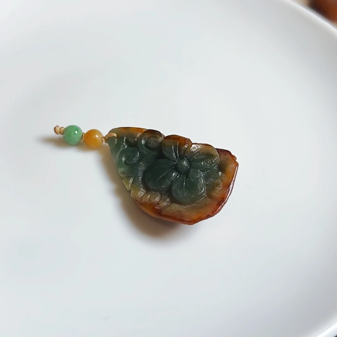 翡翠未镶嵌颈饰红加蓝