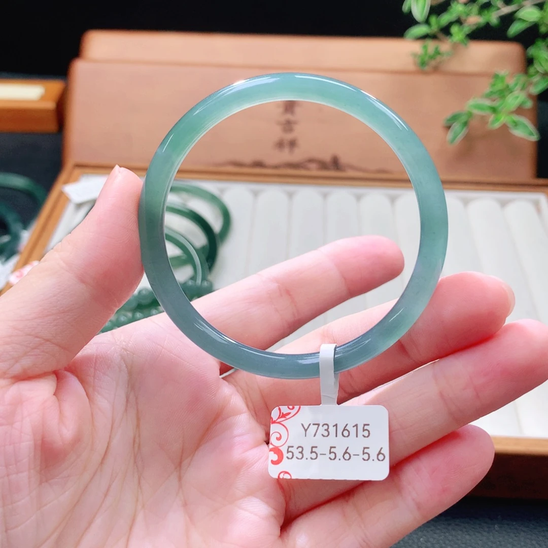 翡翠未镶嵌手镯（圆镯）