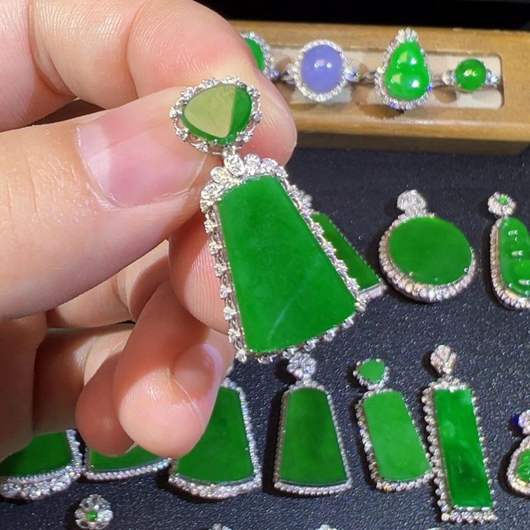 翡翠18K金镶嵌颈饰