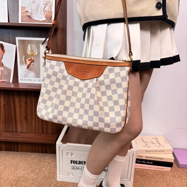 95新 LouisVuitton/路易威登 白棋盘格斜挎包 全原 依心