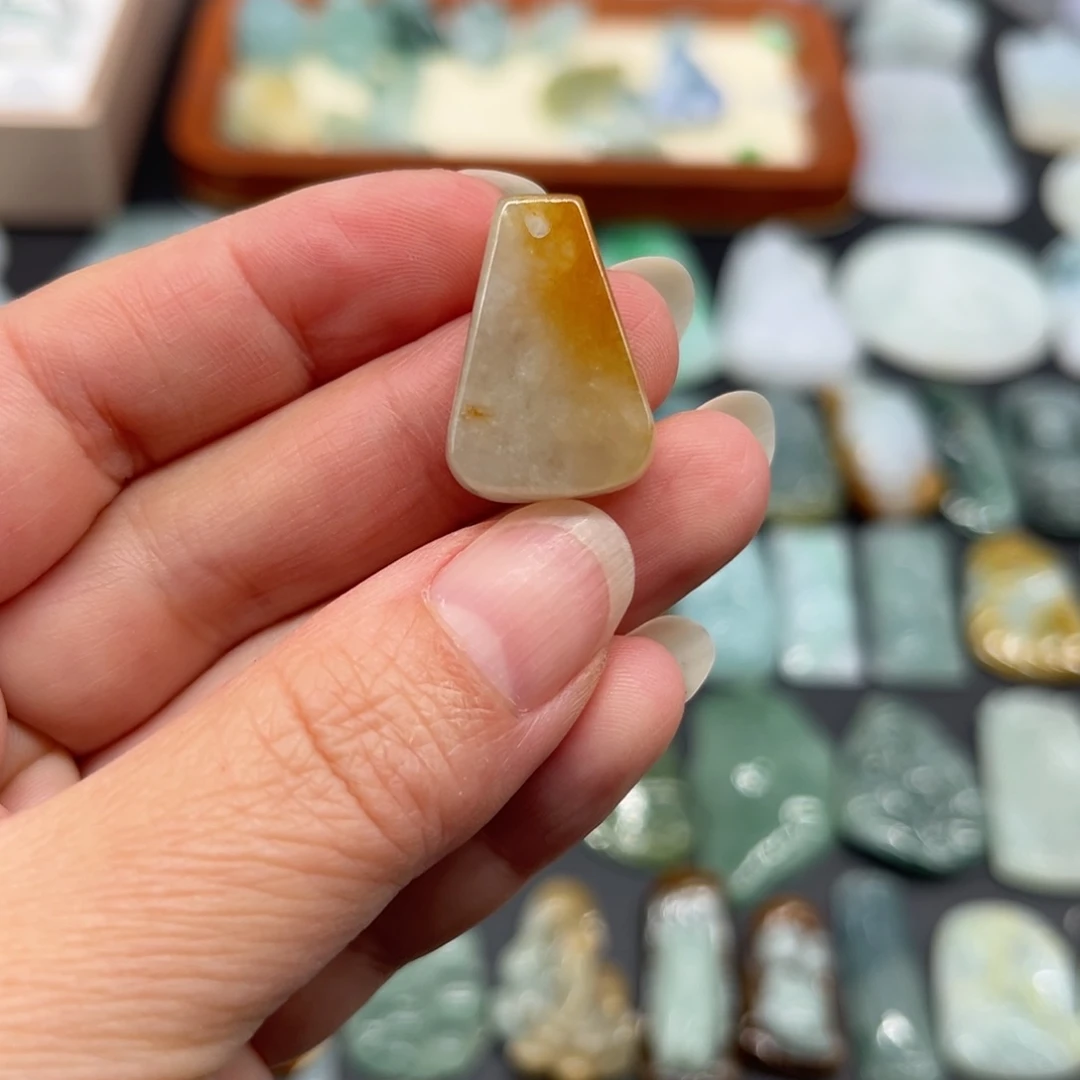 翡翠未镶嵌颈饰无事牌