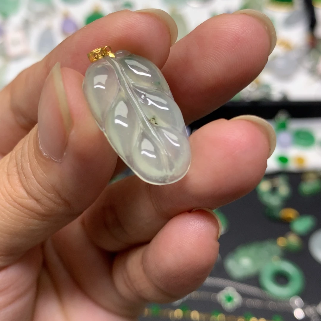 翡翠18K金镶嵌颈饰有纹裂