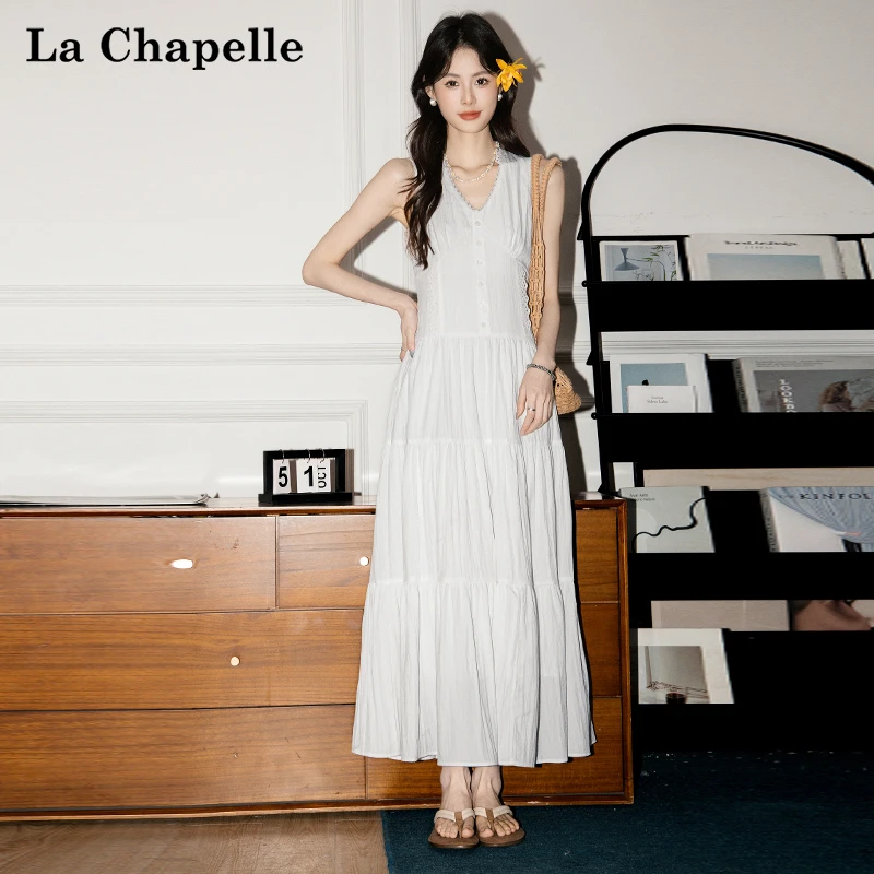 拉夏贝尔度假风纽扣V领露肩无袖吊带连衣裙女2025夏季新收腰长裙
