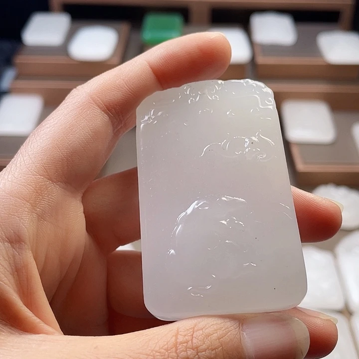 石英质玉颈饰未镶嵌六*?