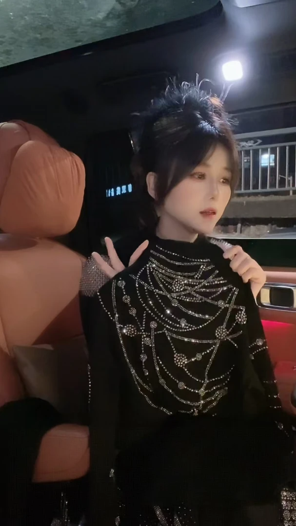 Z款重工镶钻秋冬季半高领烫钻长袖轻奢T恤黑色修身显瘦气质打底衫