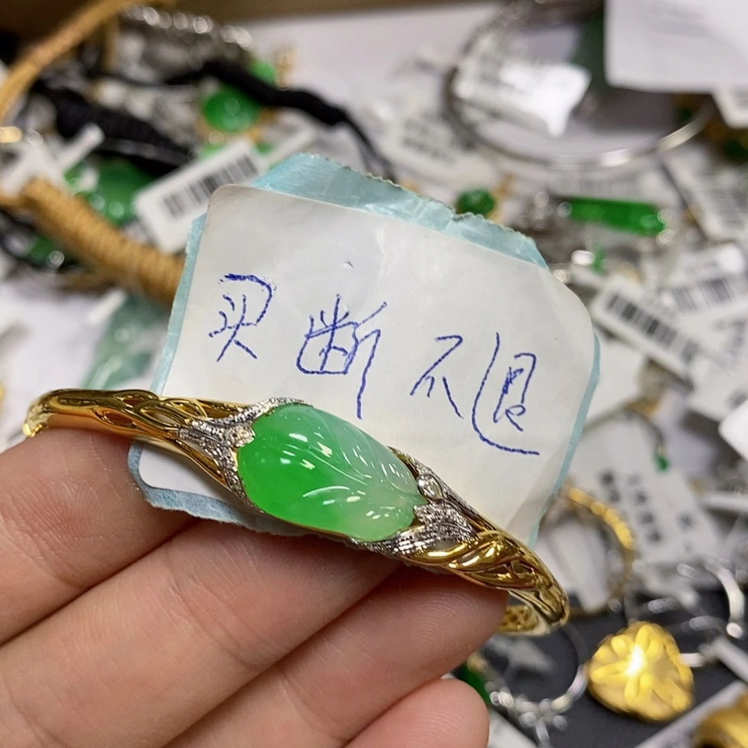 【闪购商品】颈饰18K金镶嵌翡翠V****n手镯