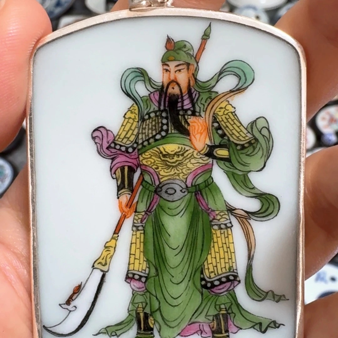 闫***松瓷片粉彩关二爷挂件
