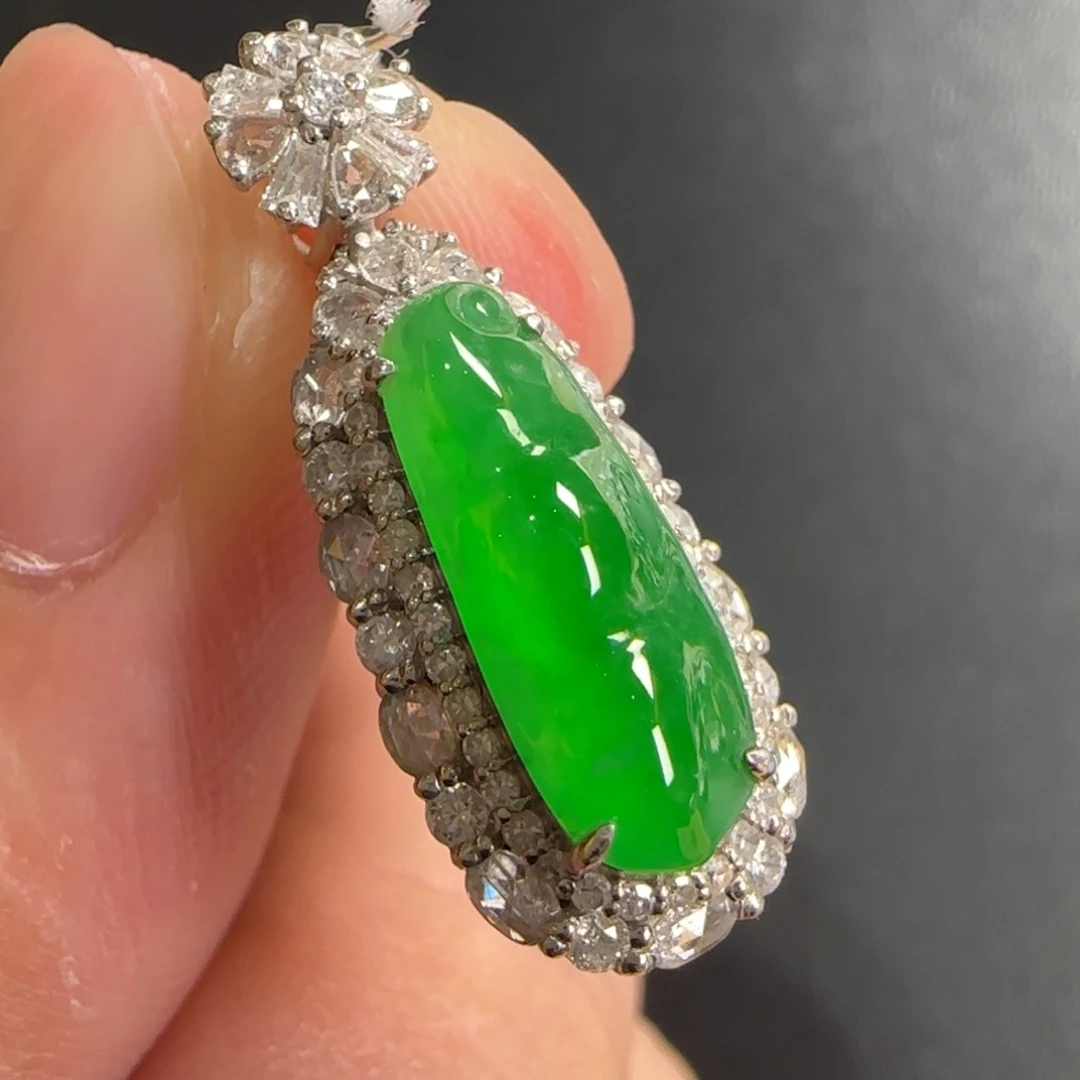 翡翠18K金镶嵌颈饰