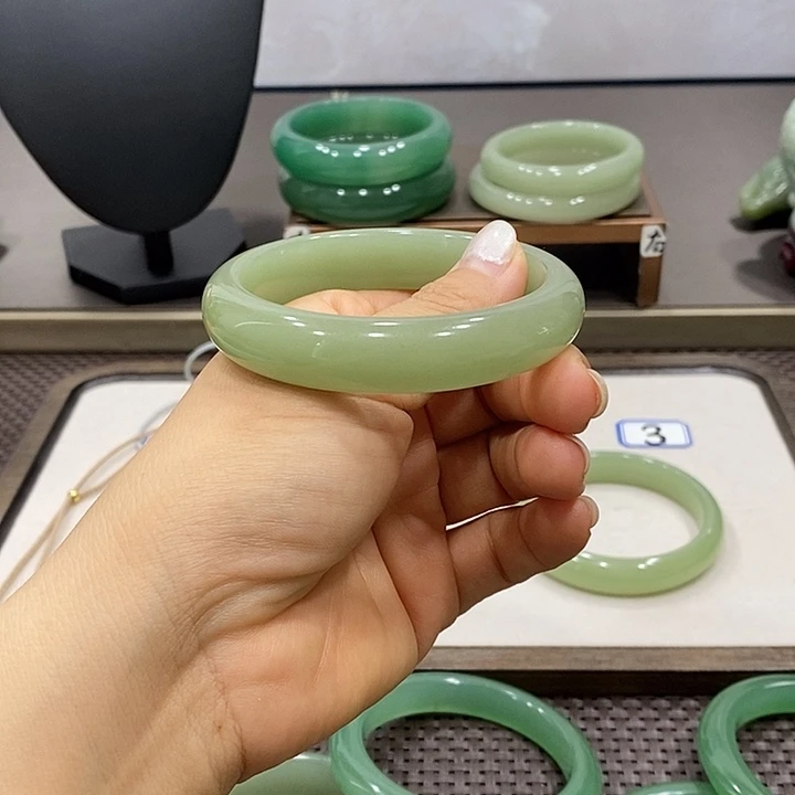 东陵石未镶嵌颈饰今****?