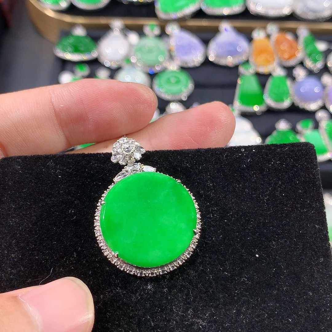 翡翠18K金镶嵌颈饰