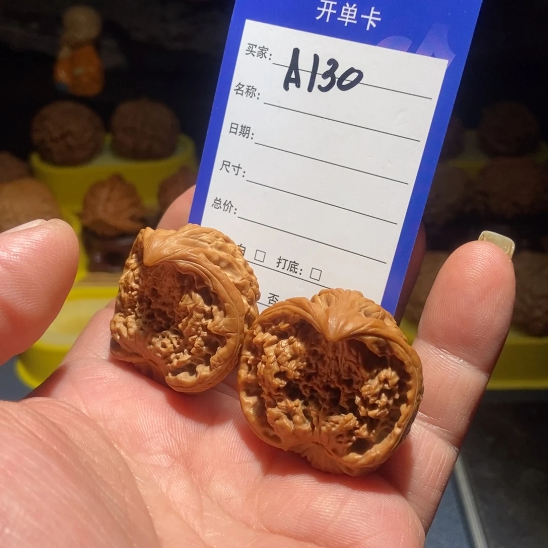 往***蓝文玩核桃吊坠麒麟纹蛇头.130号