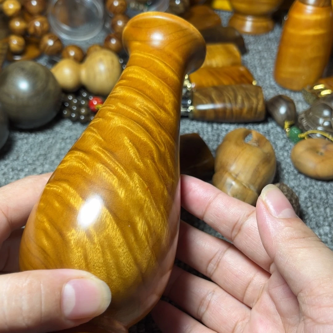 金丝楠龙胆花纹花瓶