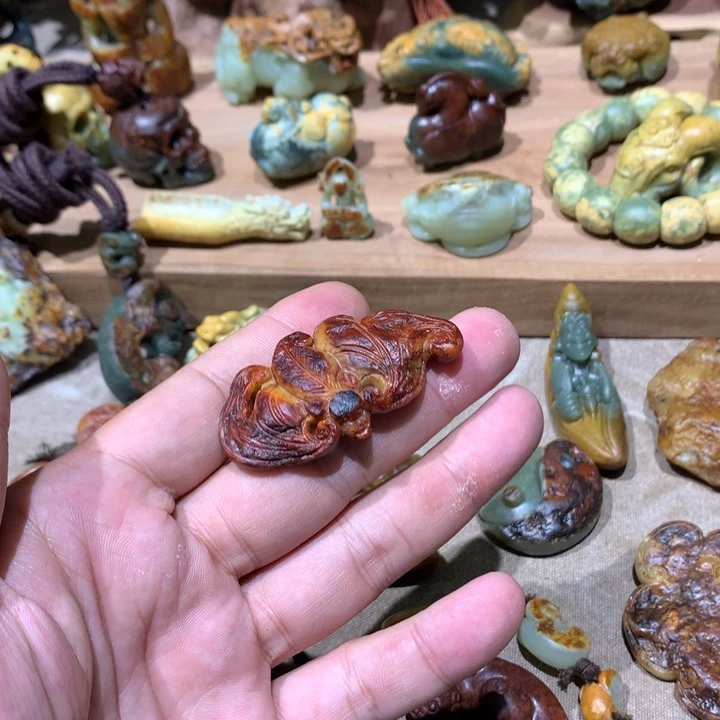未镶嵌岫岩河磨玉（透闪石质玉）挂件横****尸