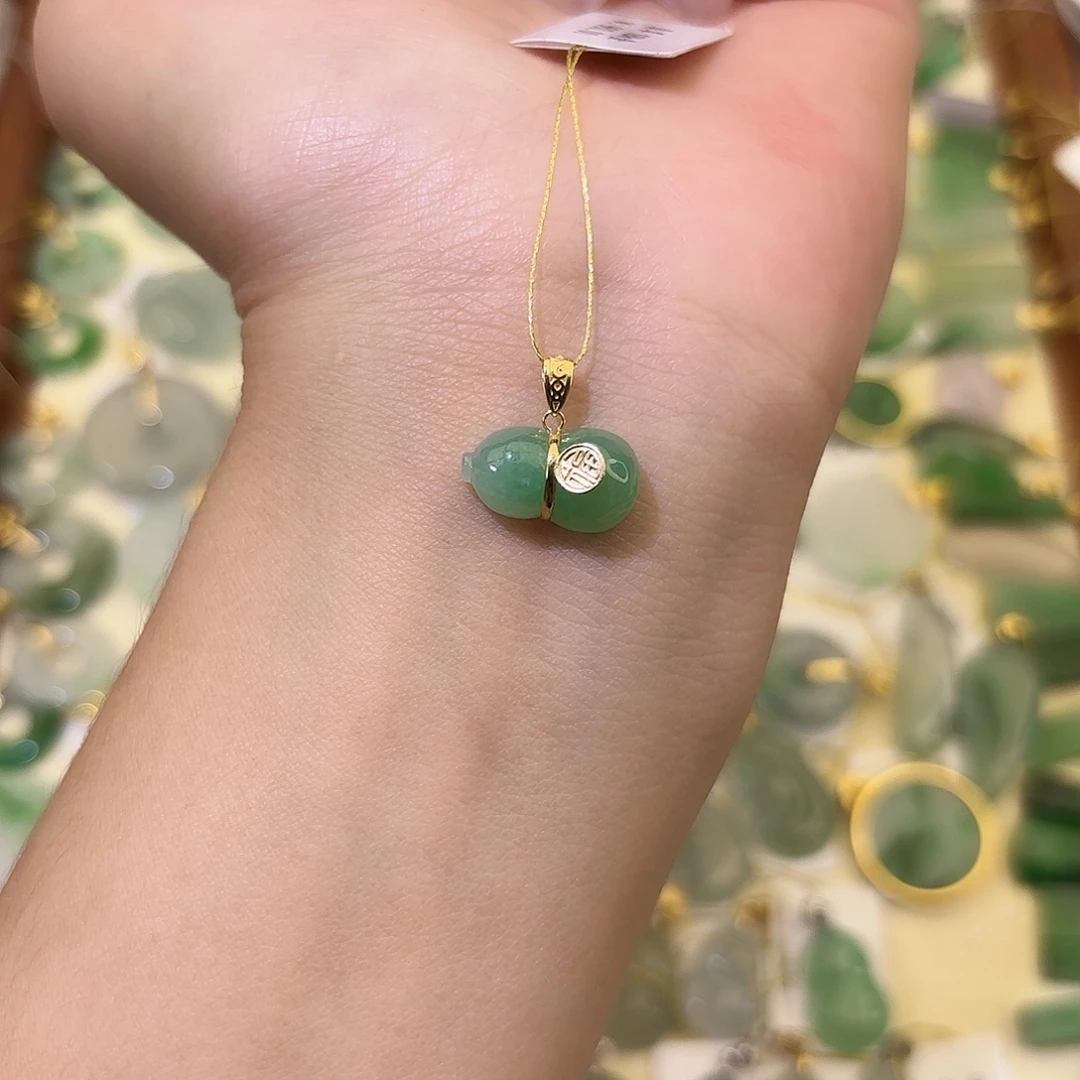 翡翠18K金镶嵌颈饰葫芦