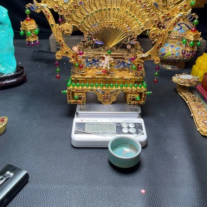 椰****瓷片大哥你好请问有钱