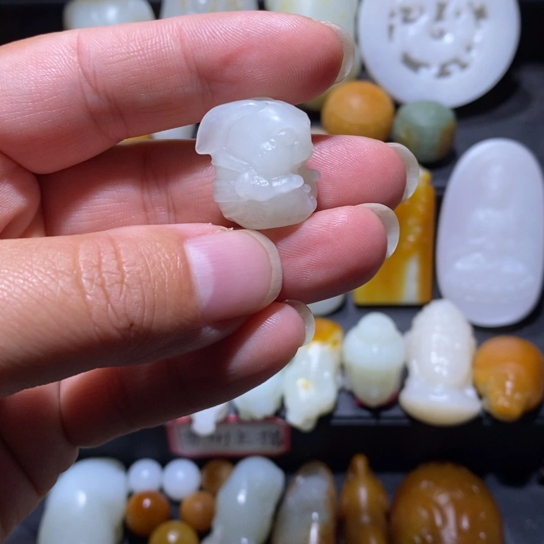 大***山和田玉未镶嵌颈饰