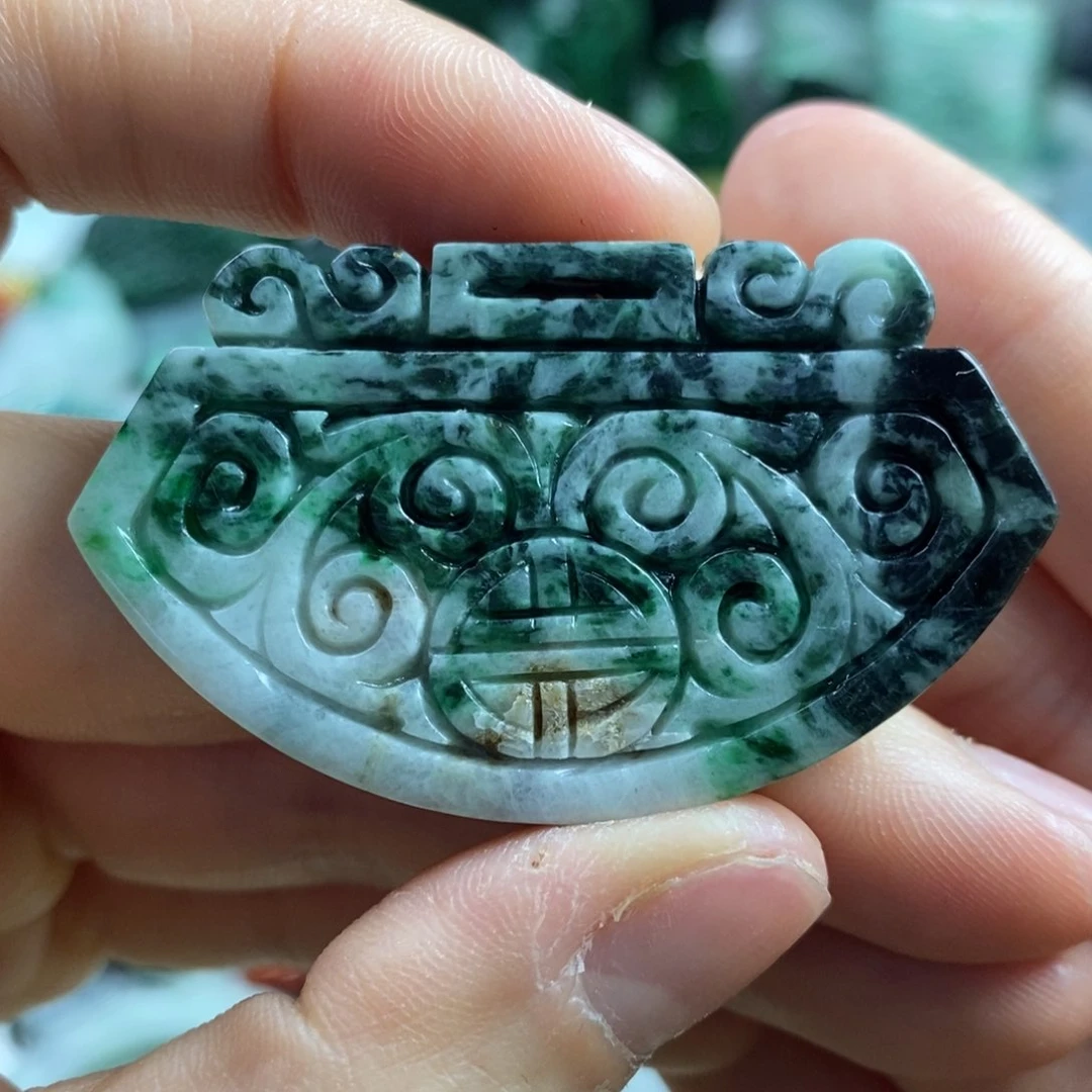 翡翠颈饰未镶嵌吊坠：沧桑