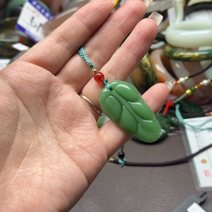 石英岩玉未镶嵌颈饰