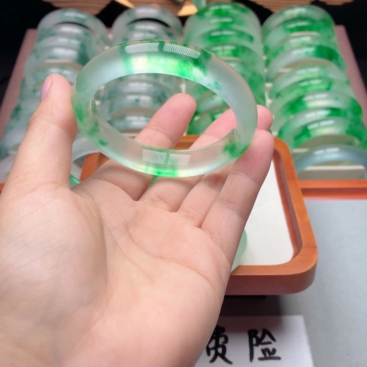 长***里石英质玉未镶嵌手镯