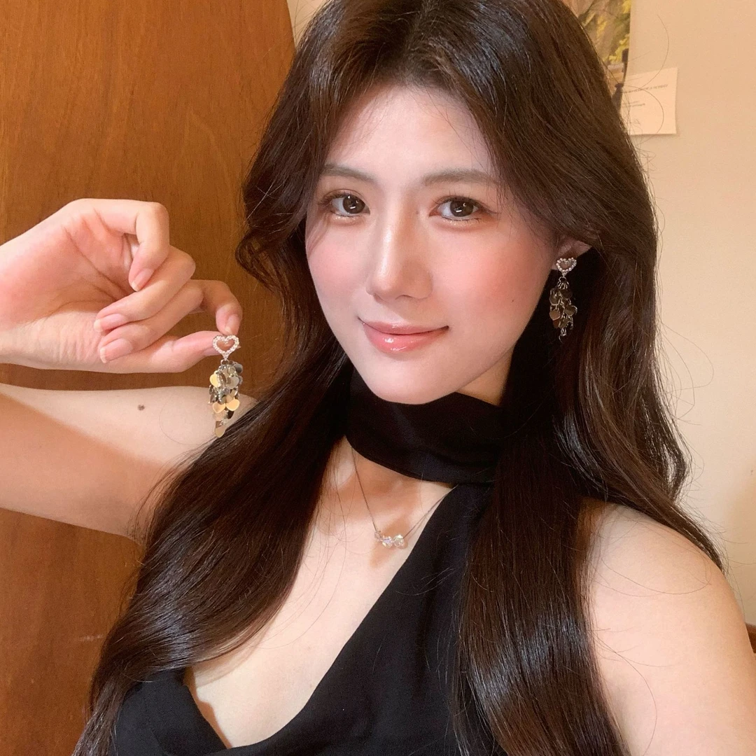 铜合金耳饰 AL5707 设计感金属亮片爱心流苏耳钉轻奢高级感百搭