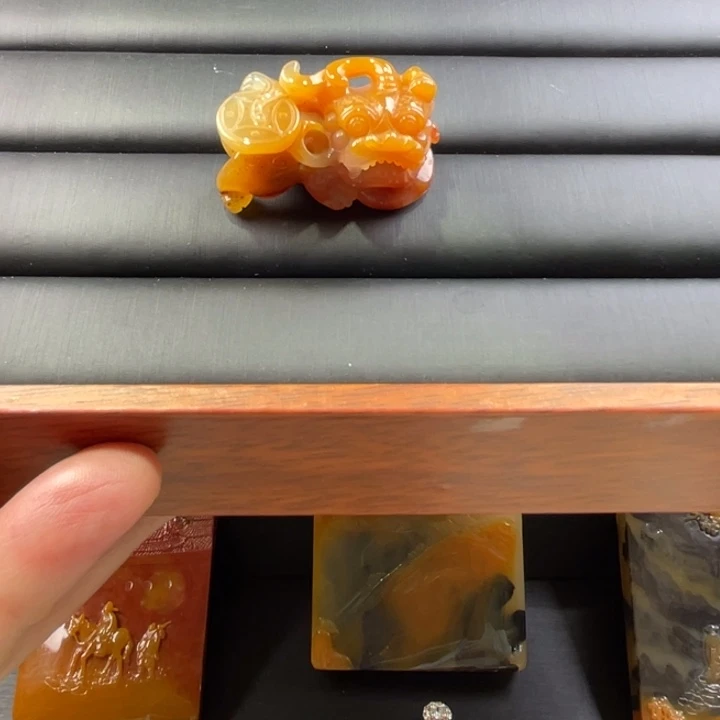 未镶嵌石英质玉（黄龙玉）颈饰