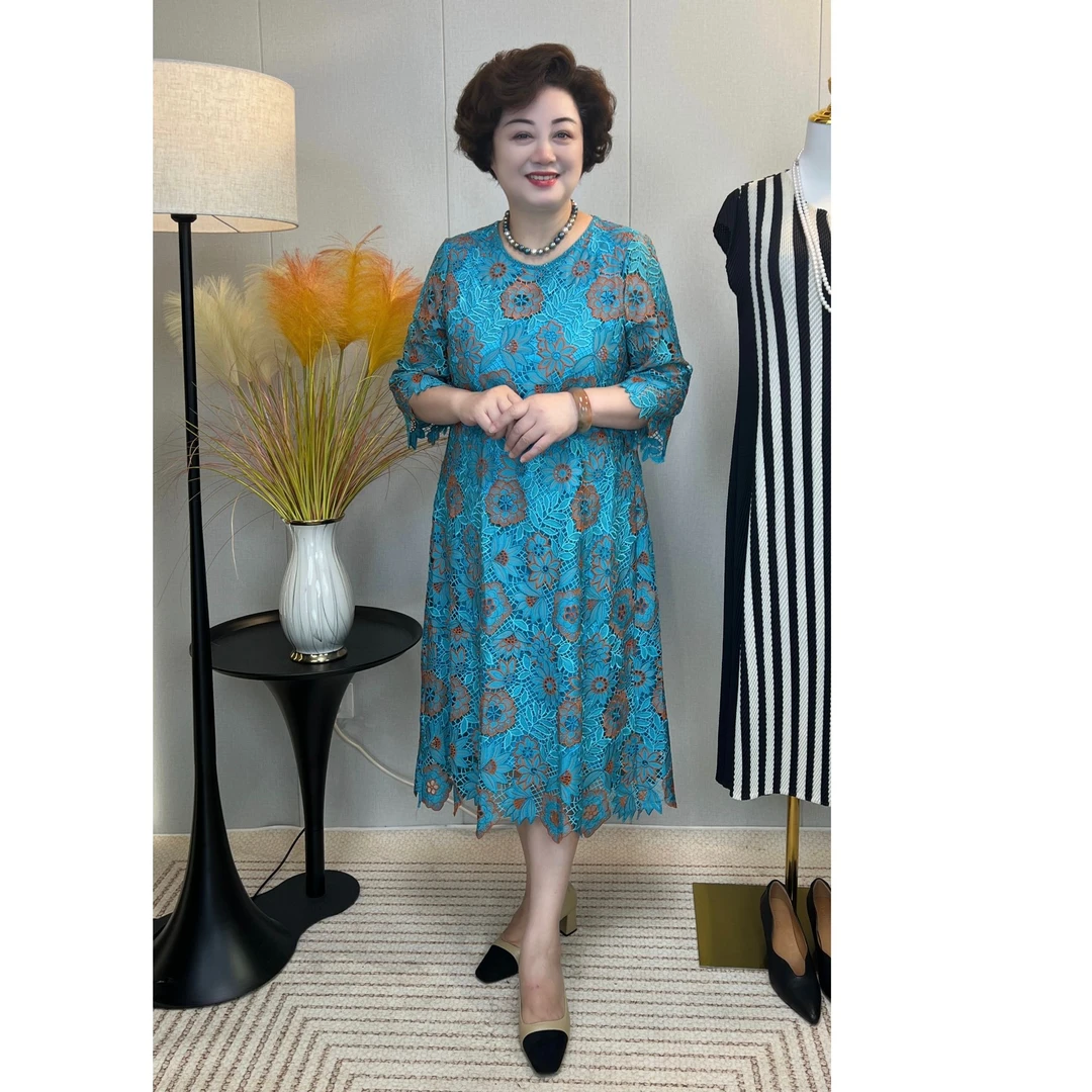 激光镂空刺绣连衣裙