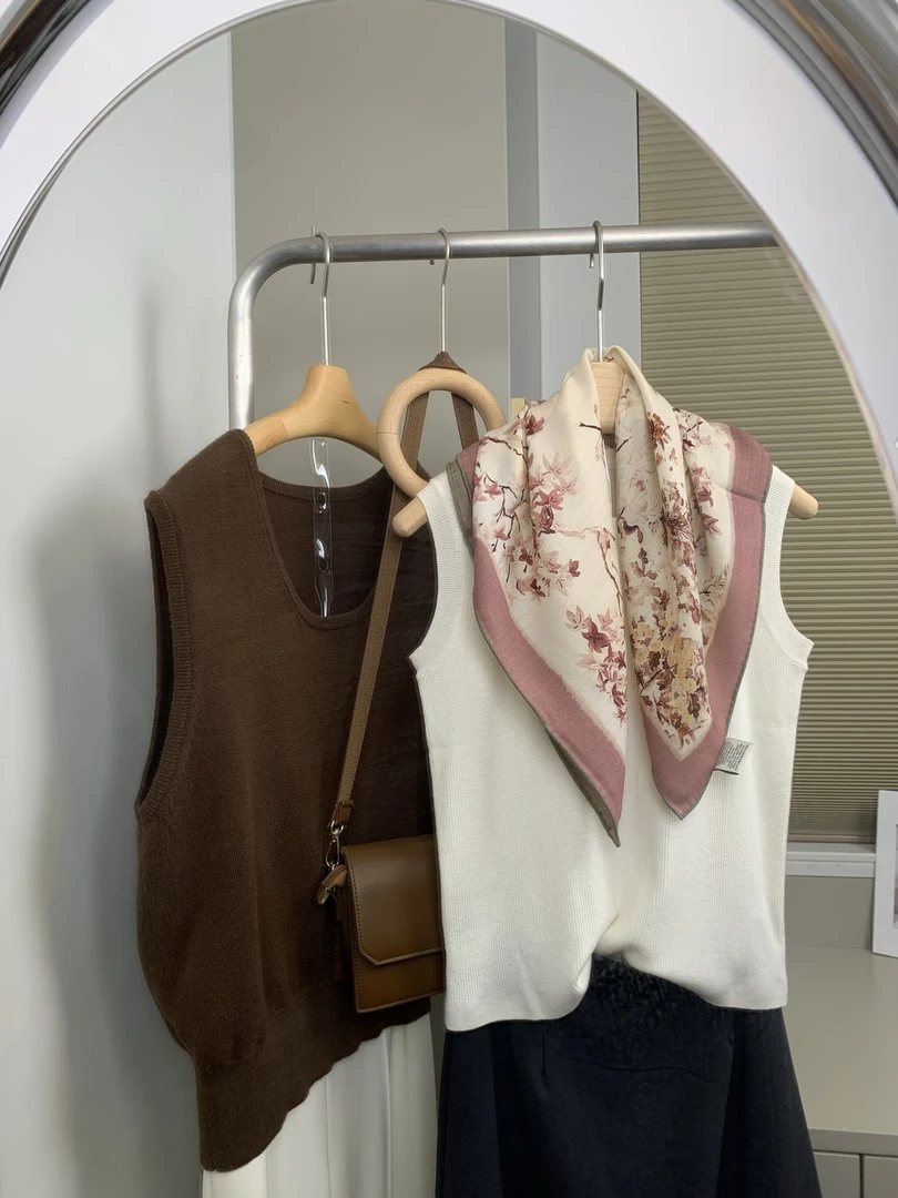 秋冬新款女士华丽绘秋枝双面异色方巾70%羊毛30%蚕丝混纺手工卷边