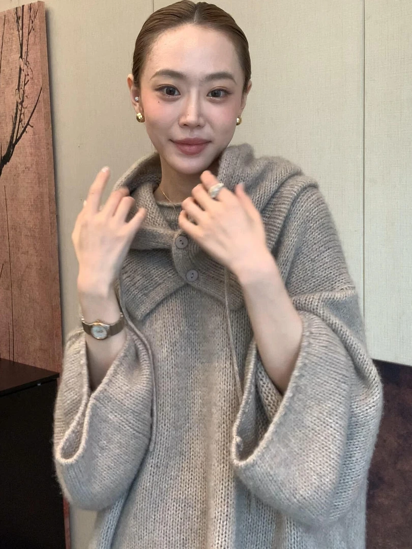 2025秋季新款设计感慵懒风连帽女软糯宽松针织衫黑色短皮裤两件套