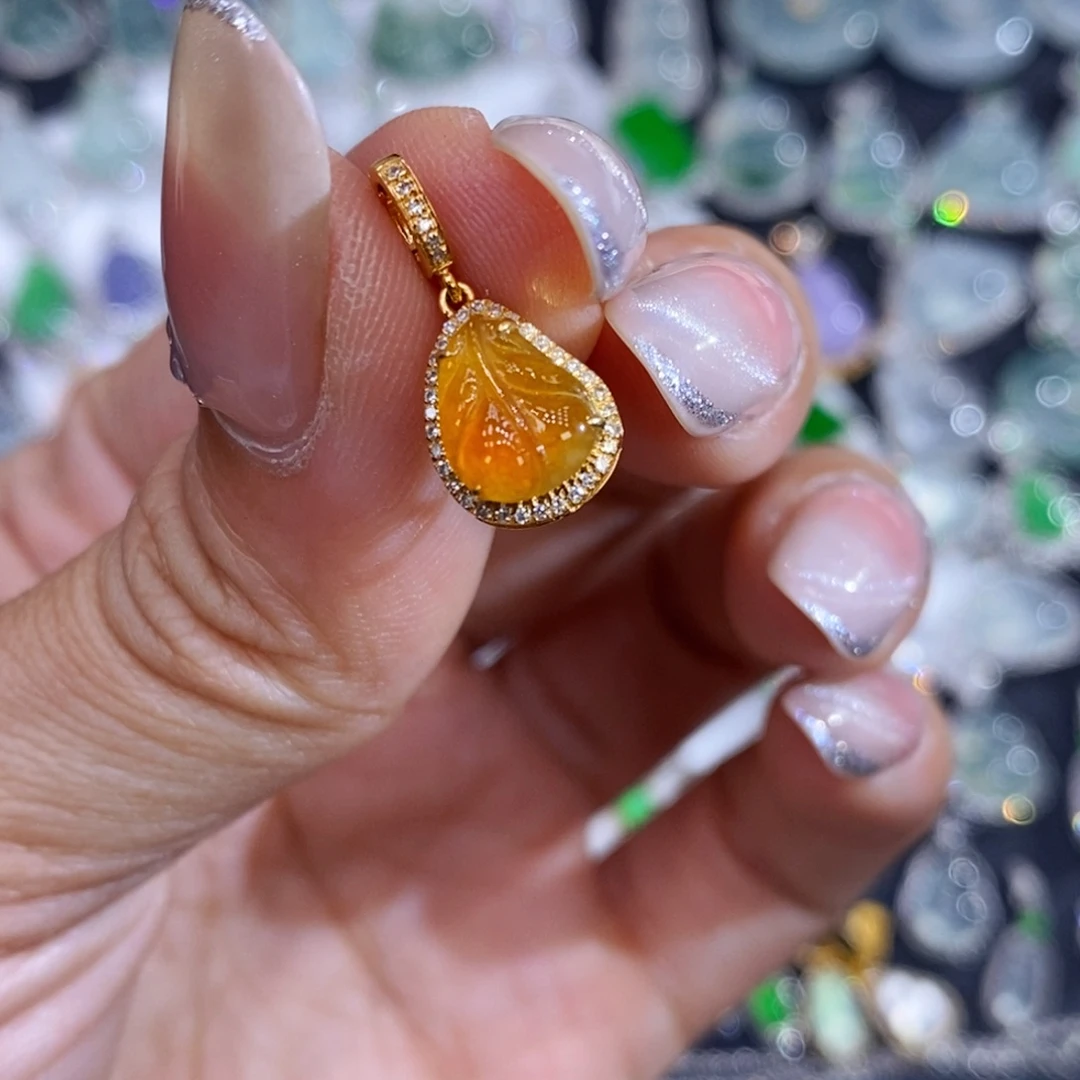 翡翠18K金镶嵌颈饰