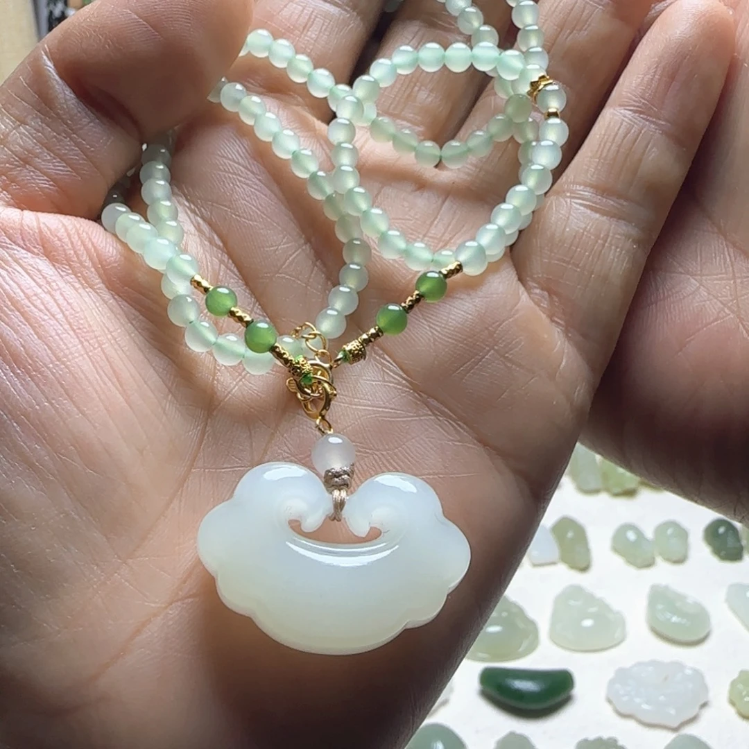 P***y和田玉未镶嵌颈饰