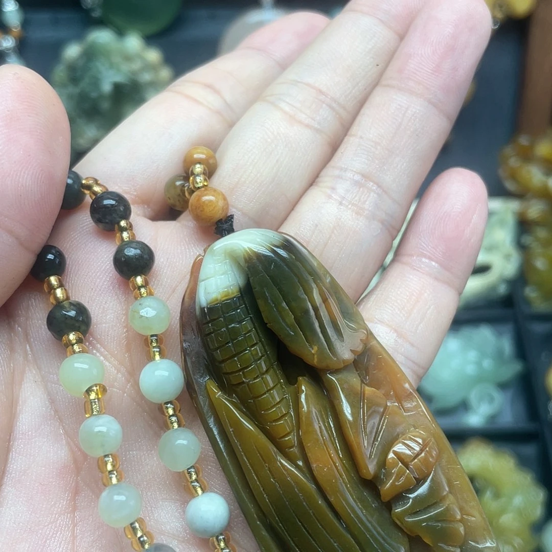 蛇纹石玉未镶嵌颈饰