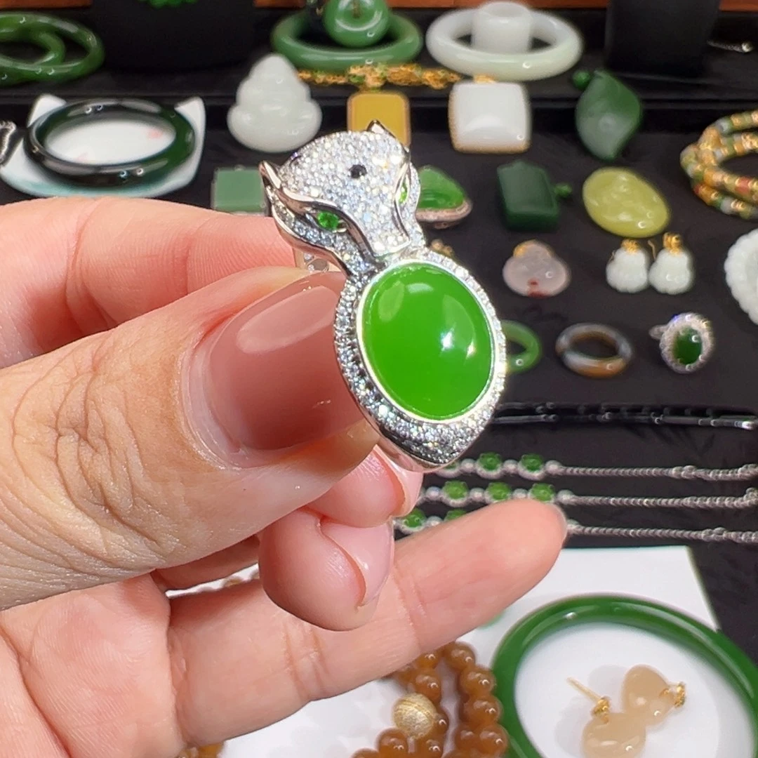和田玉（碧玉）18K金镶嵌戒指乌兰乌德苹果绿高色蛋面设计款戒指
