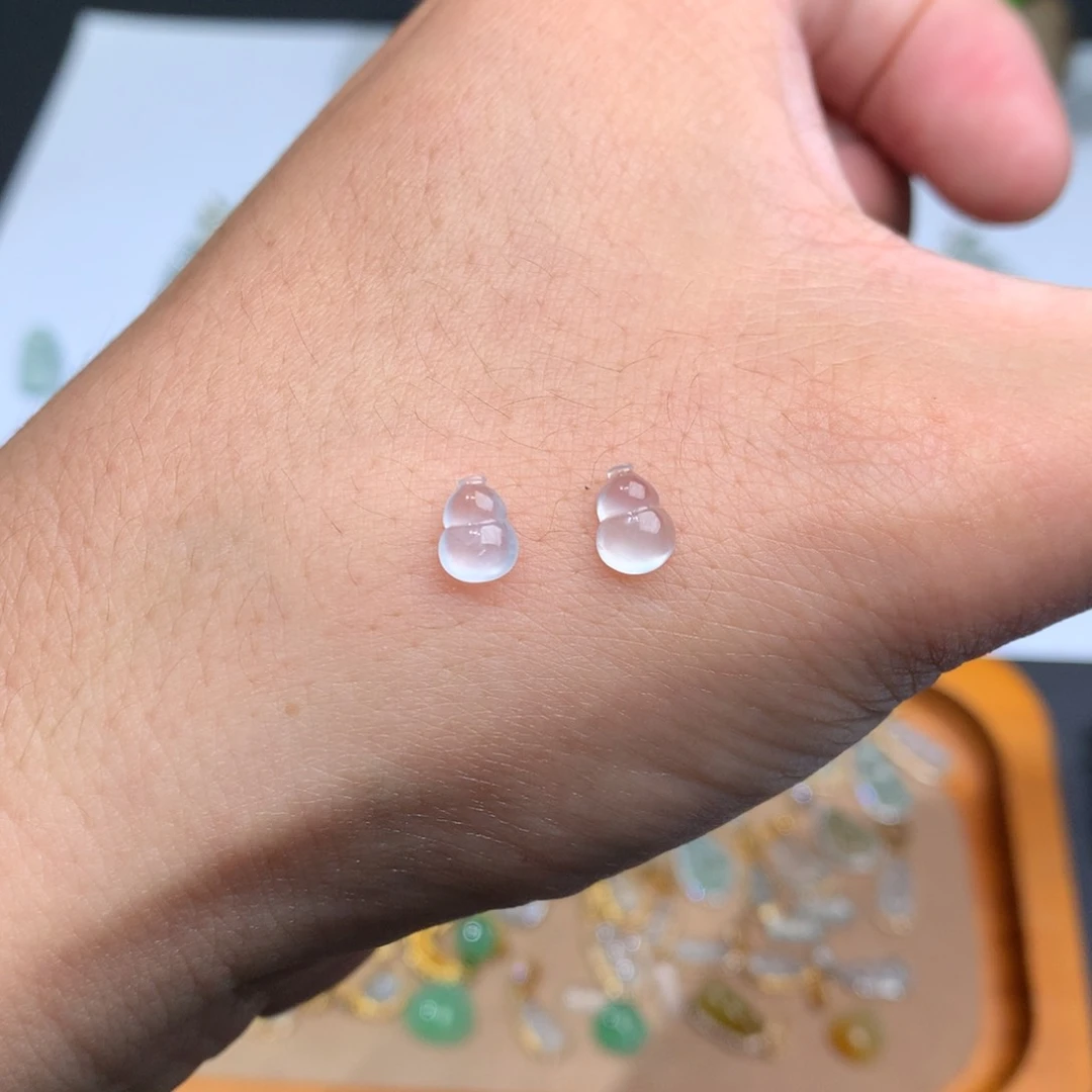 瑶***翡翠未镶嵌颈饰葫芦一对