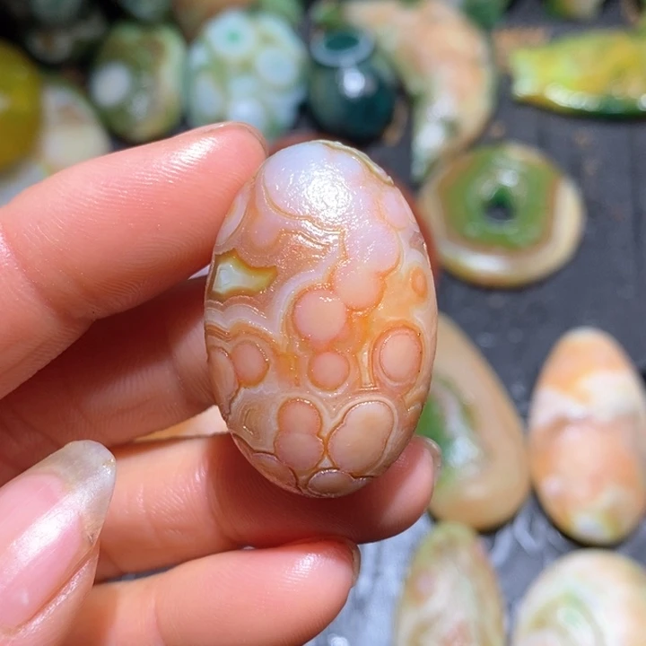 石英质玉颈饰未镶嵌?*媚