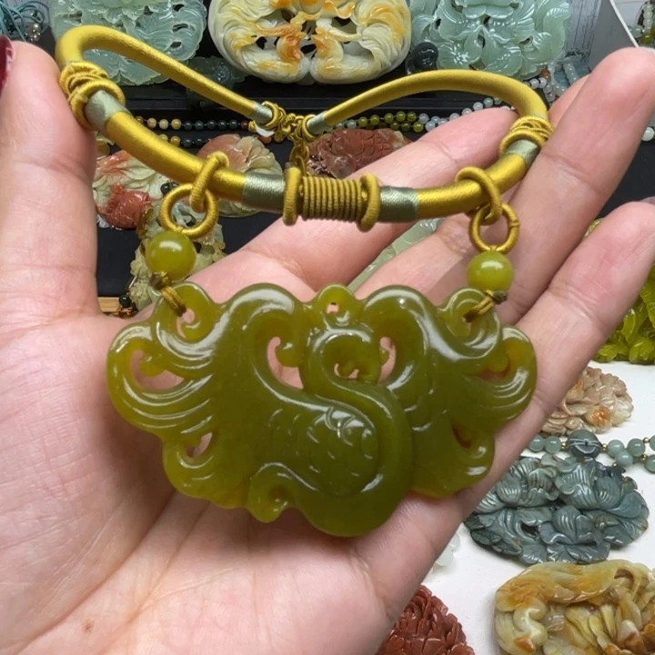 蛇纹石玉未镶嵌颈饰