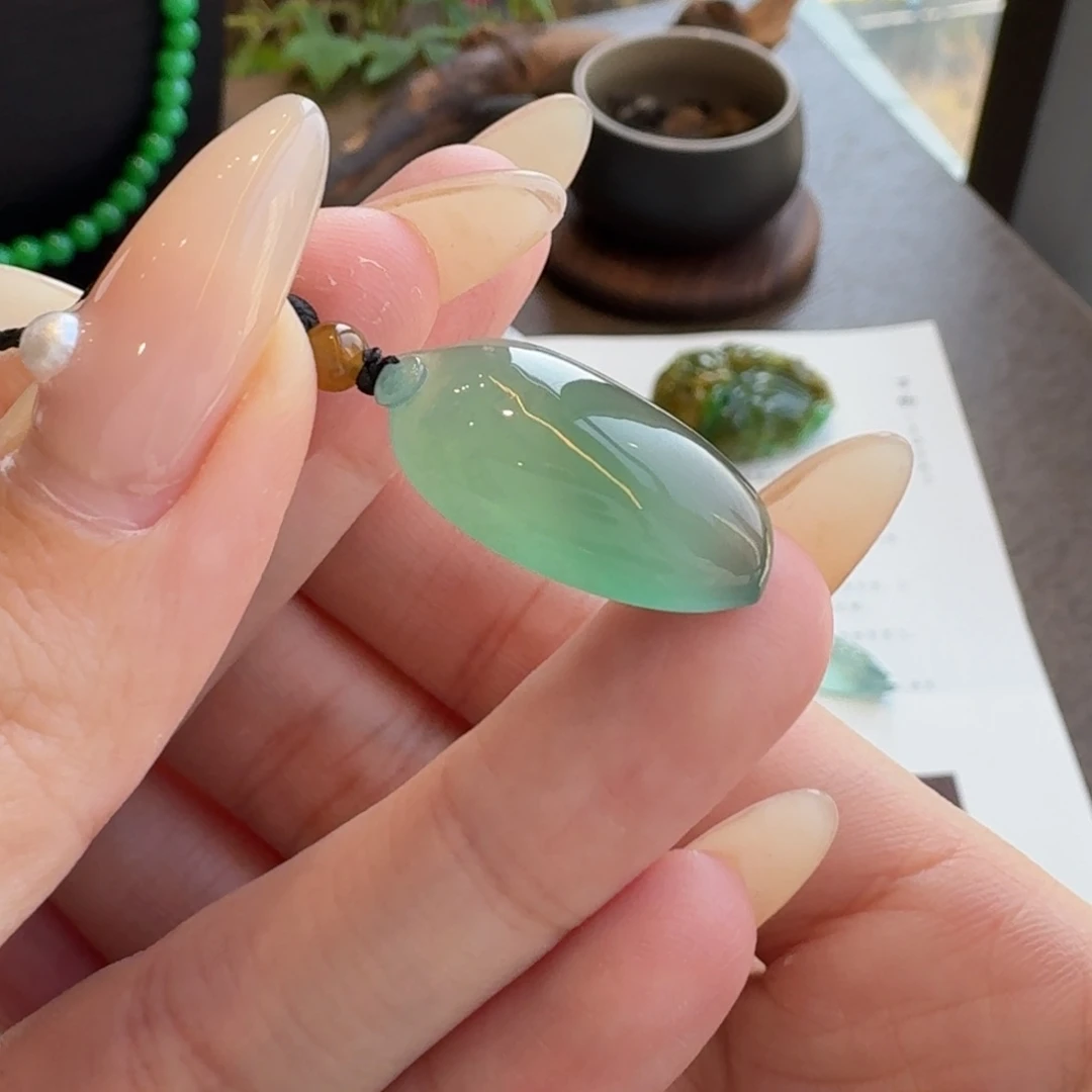 翡翠颈饰未镶嵌湖水绿胶块福瓜