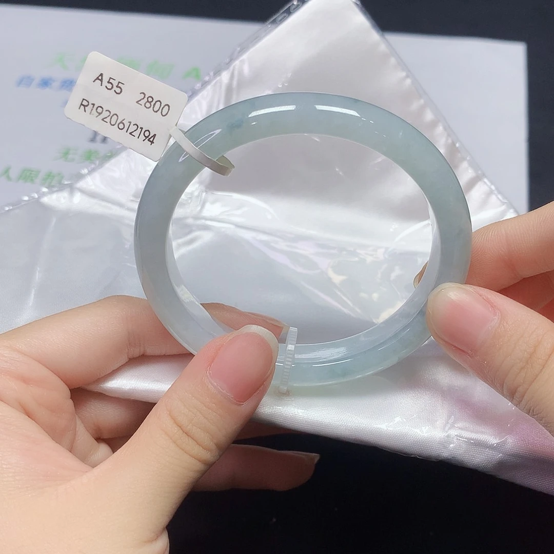 翡翠手镯未镶嵌翡翠手镯