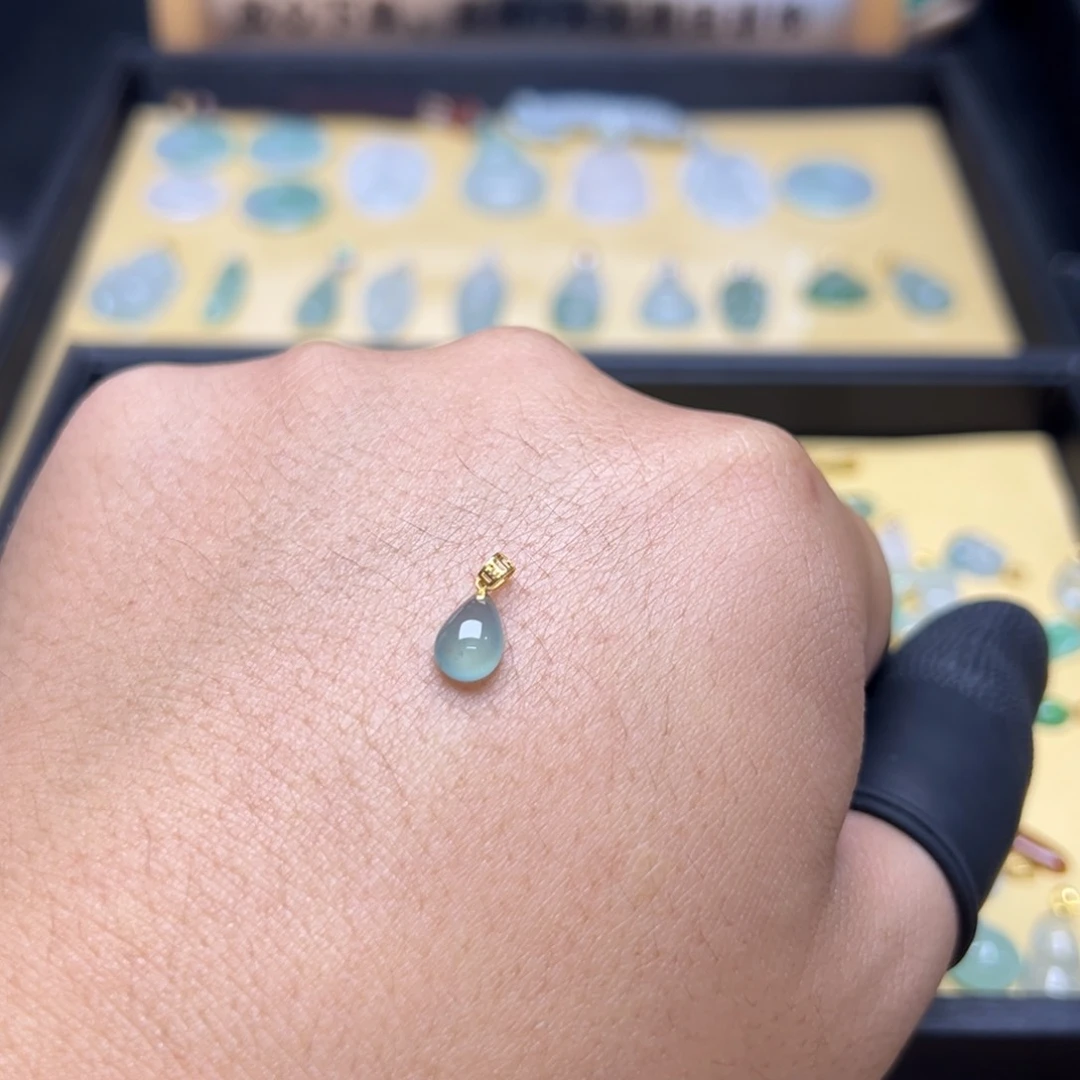 翡翠18K金镶嵌颈饰水滴