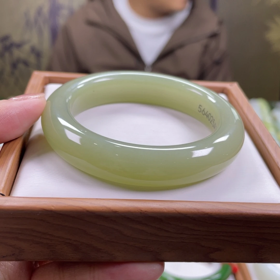 和田玉未镶嵌手镯56圈