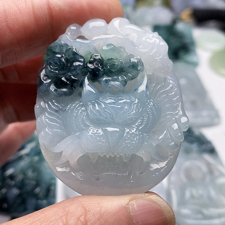 翡翠未镶嵌颈饰老虎