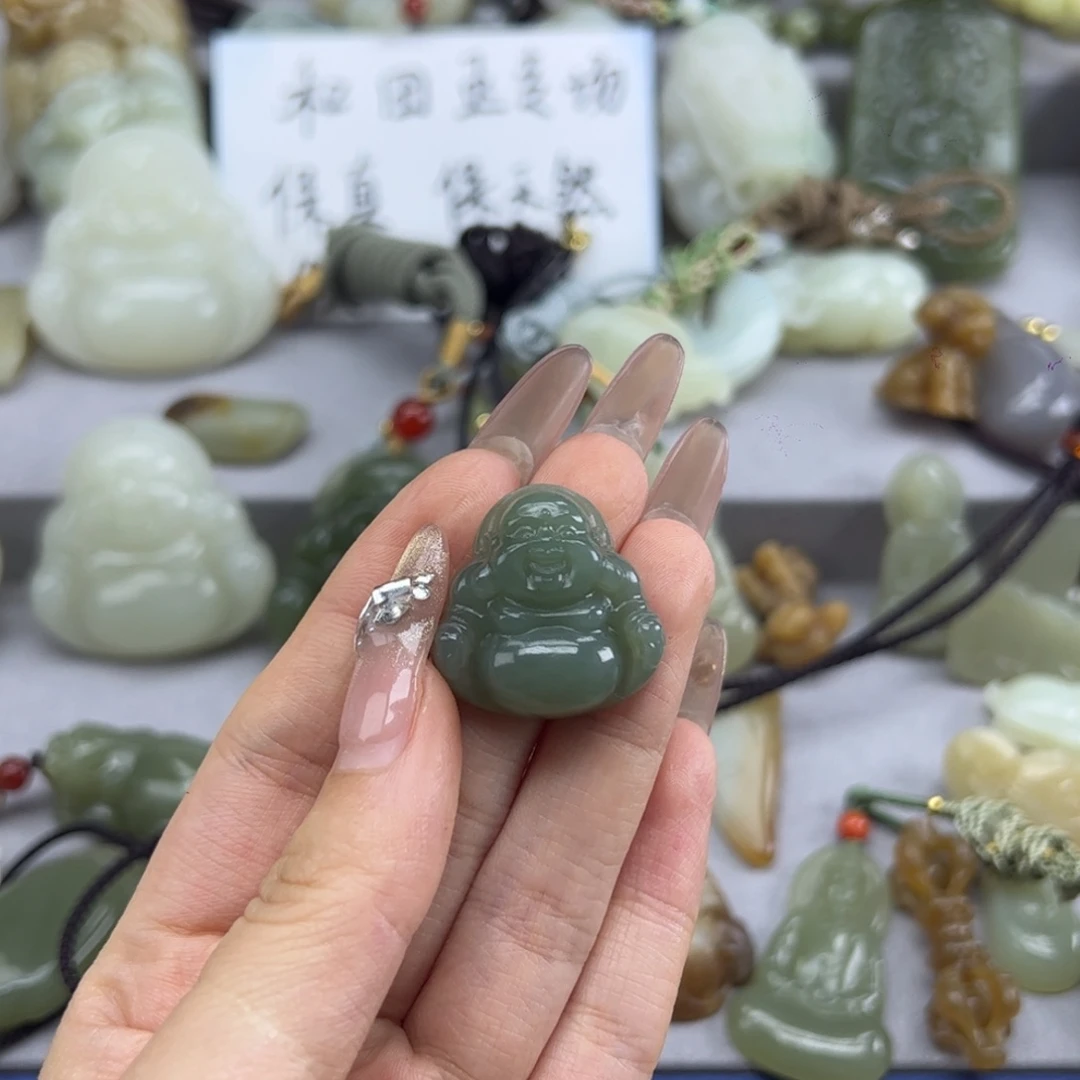 z***妹和田玉未镶嵌颈饰