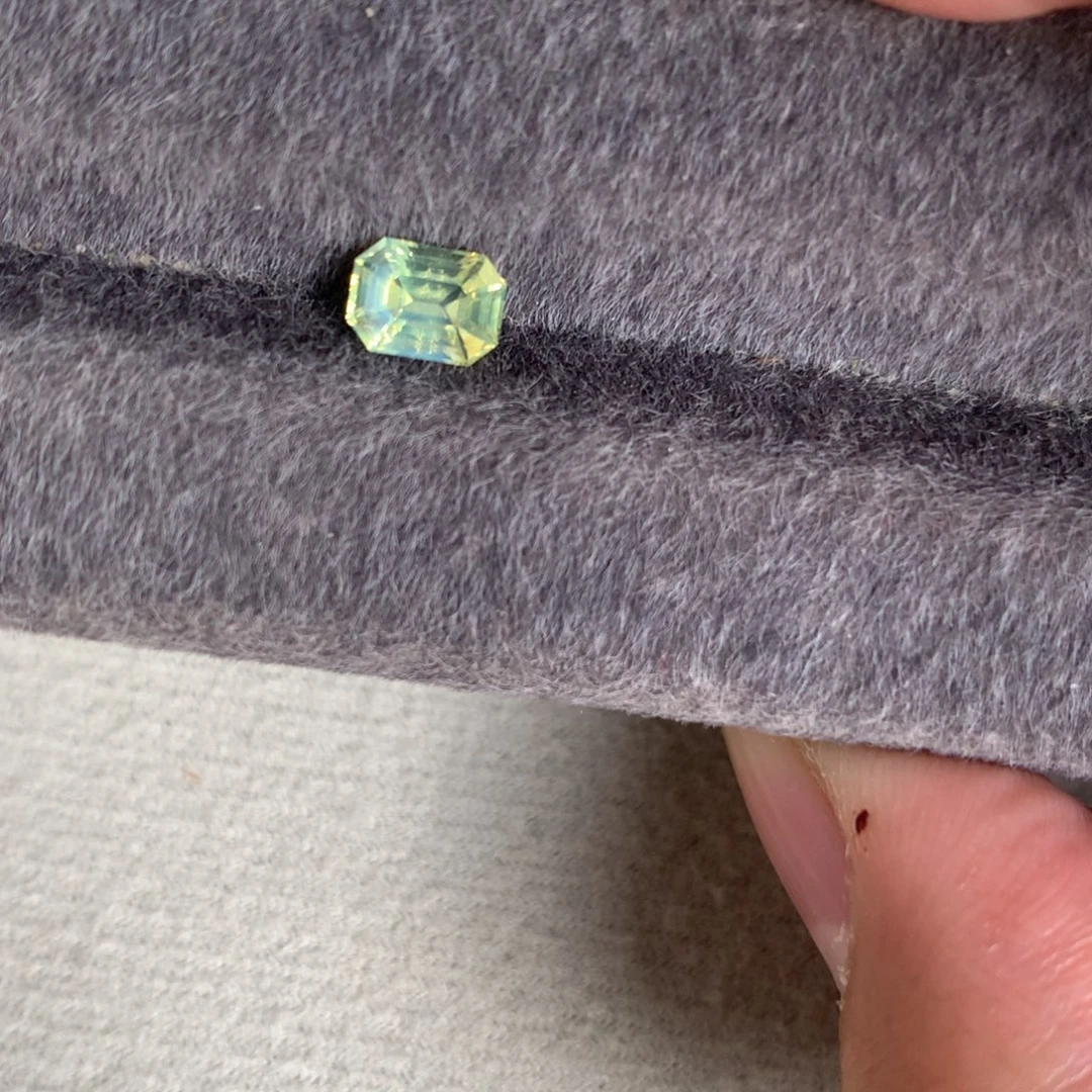 金绿宝石裸石1.07 金绿荧光笔