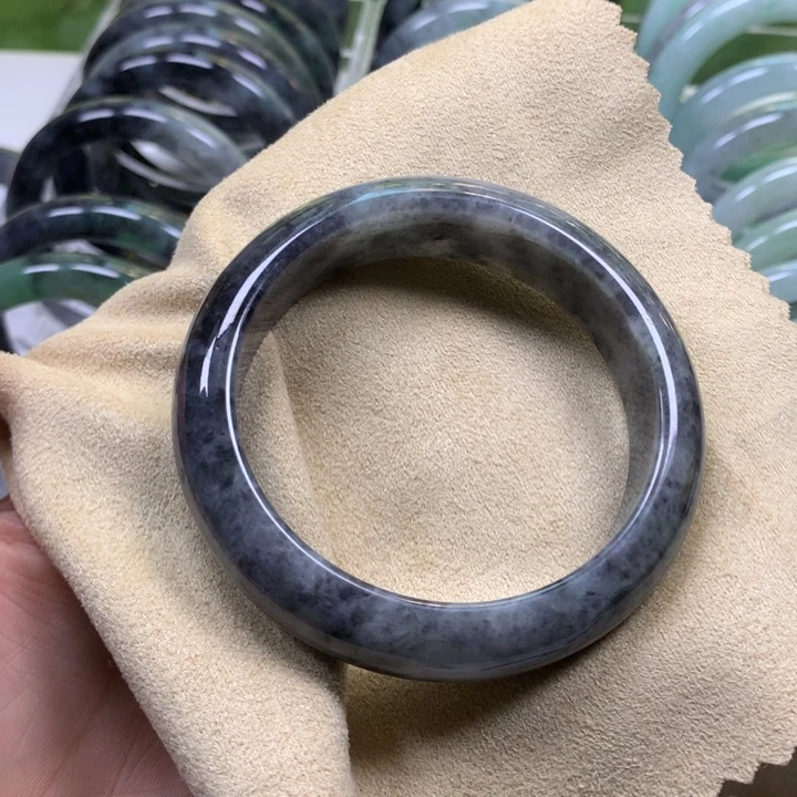 翡翠手镯未镶嵌翡翠