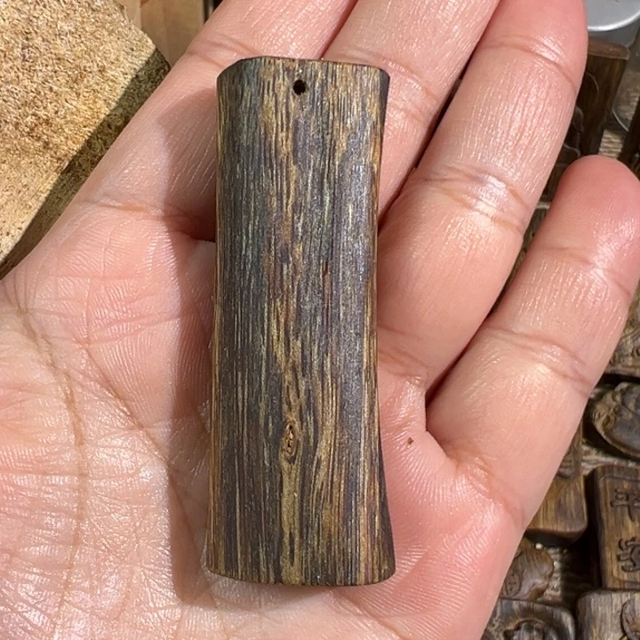 沉香沉香碎屑红棋楠沉香牌7.7克