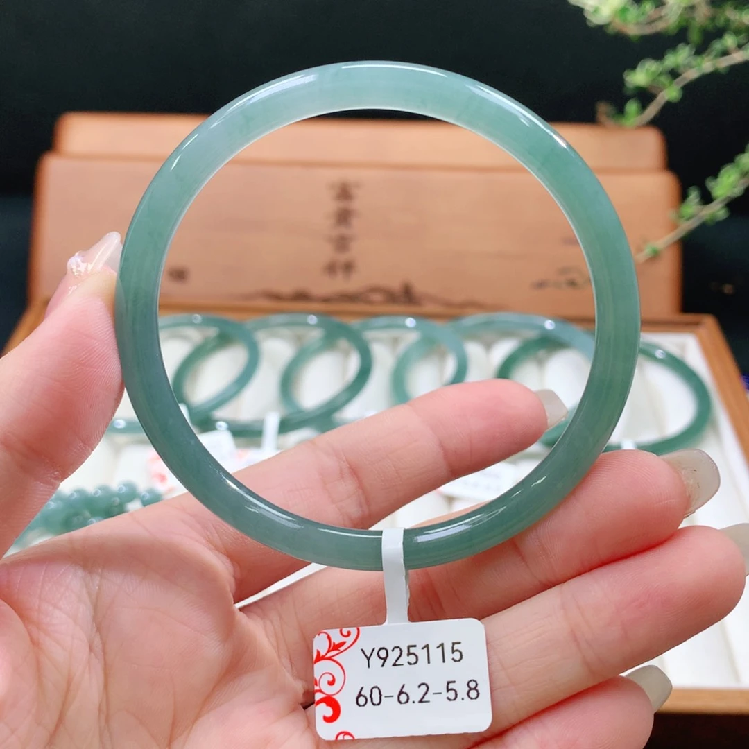 翡翠手镯未镶嵌天然