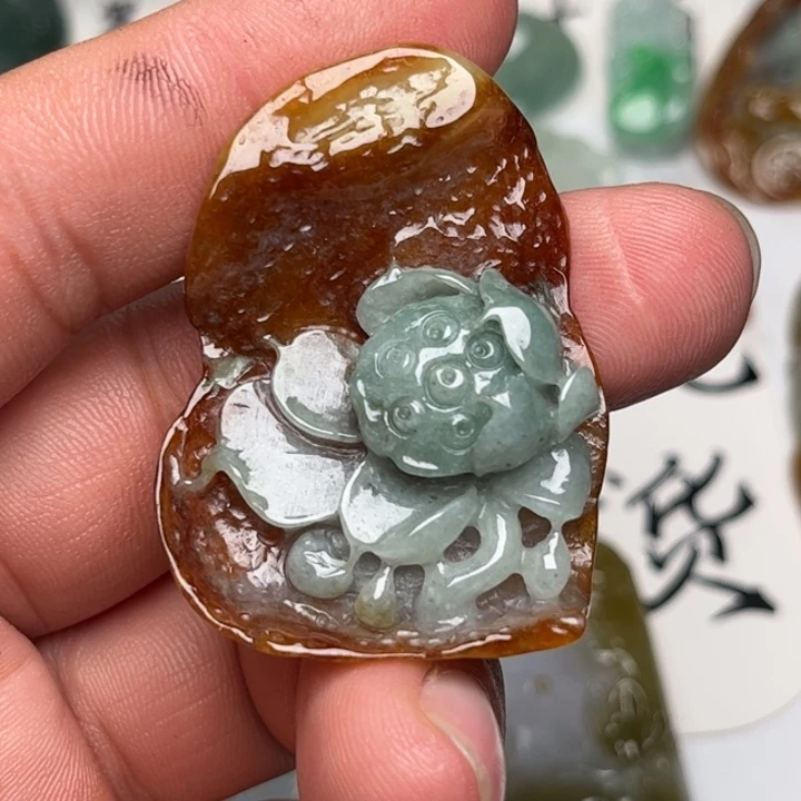 翡翠未镶嵌颈饰荷花